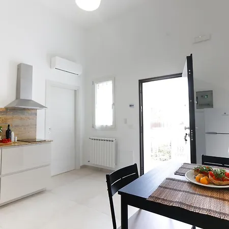 Elegante Bilocale Con Giardino * Λέτσε