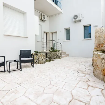 Elegante Bilocale Con Giardino Lecce