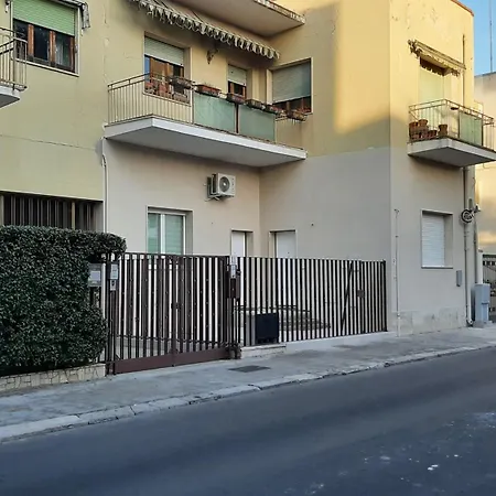 Elegante Bilocale Con Giardino Apartmán