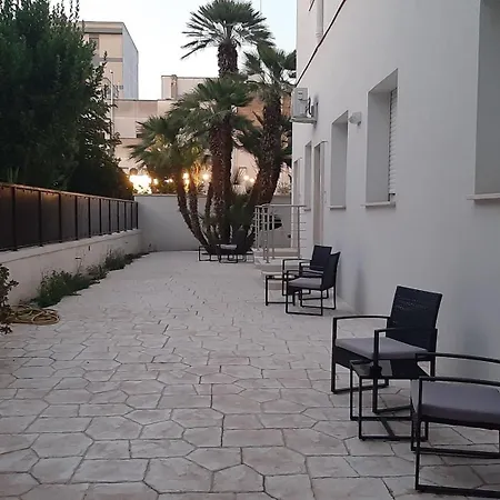 Apartamento Elegante Bilocale Con Giardino