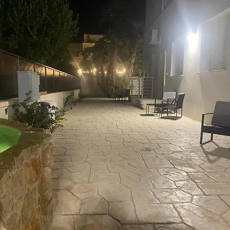 Elegante Bilocale Con Giardino Apartmán *