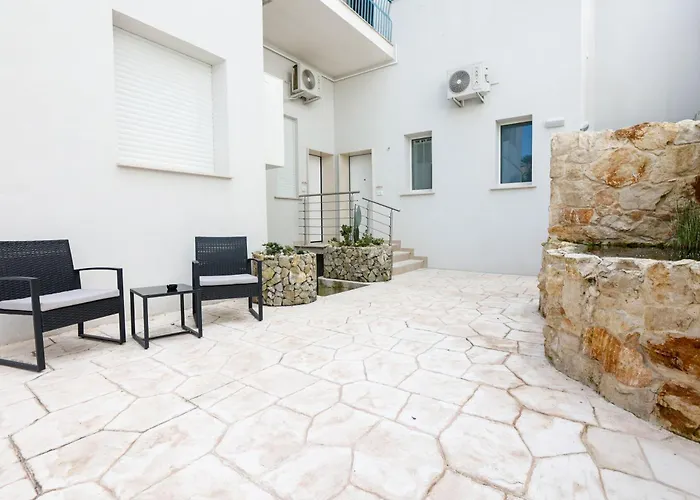 Elegante Bilocale Con Giardino Lecce